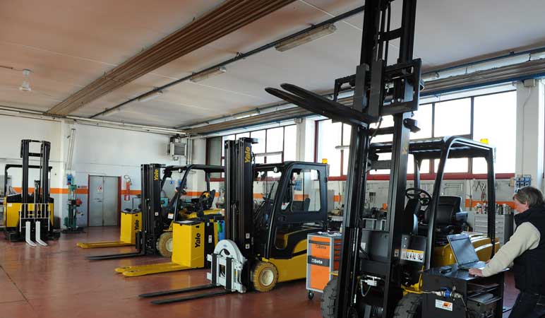 Assistenza e manutenzione Carrelli Assistenza e manutenzione sempre gestita da tecnici specializzati presso la nostra officina